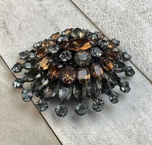 Schreiner Vintage Layered Smokey Gray Topaz Rhinestone Dome Brooch Pin READ